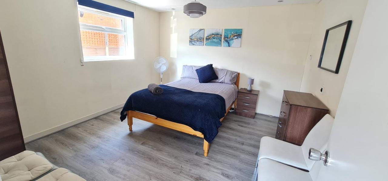 6 Bedroom Spacious Villa, Free Parking Byfleet Экстерьер фото