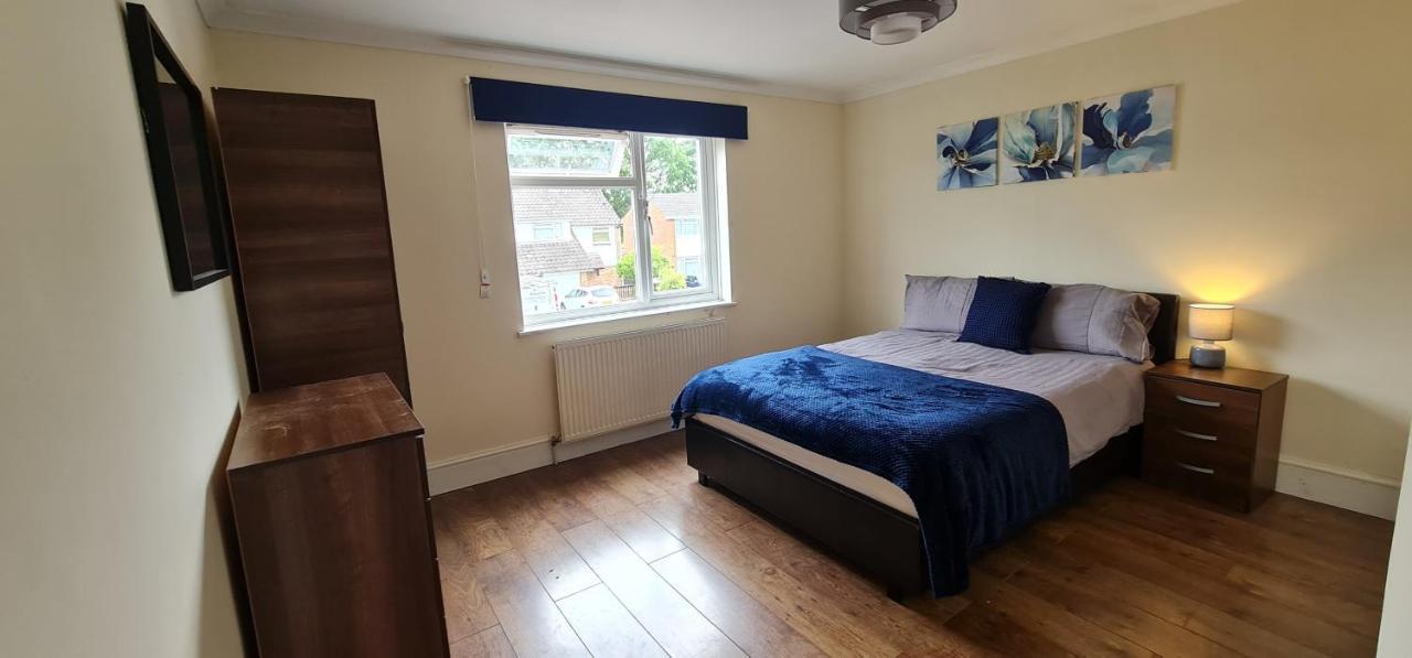 6 Bedroom Spacious Villa, Free Parking Byfleet Экстерьер фото