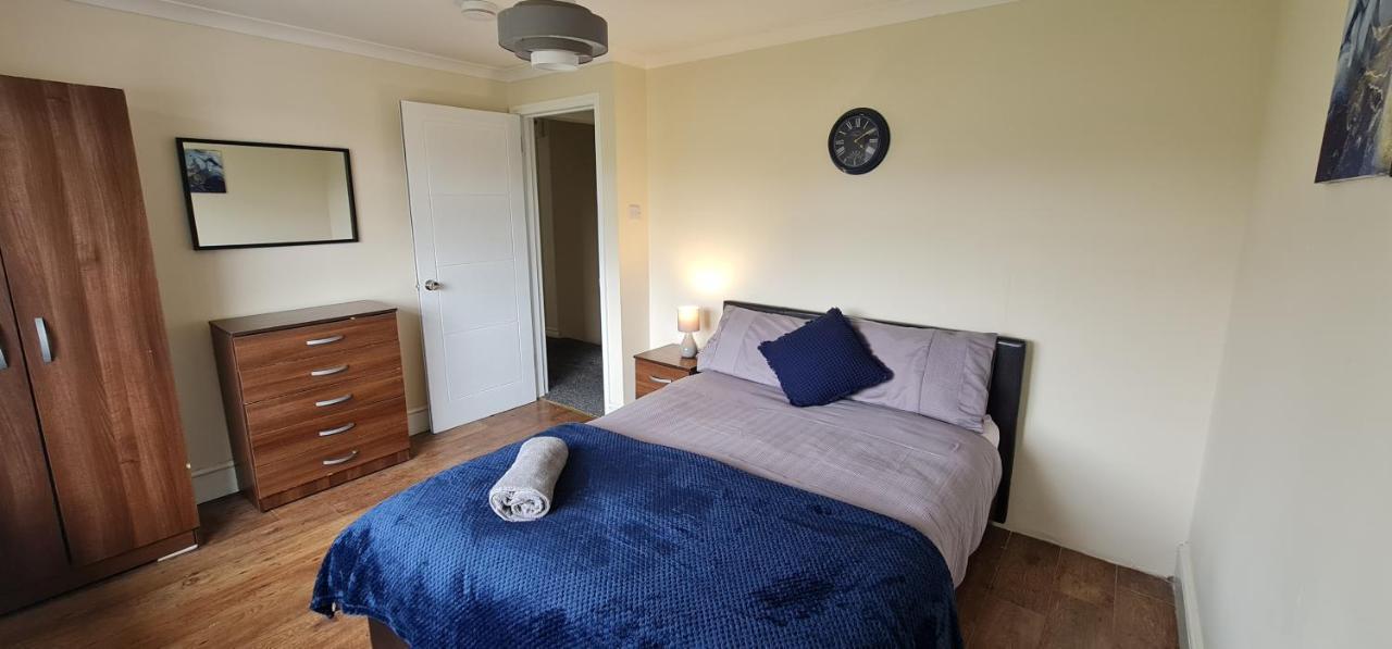 6 Bedroom Spacious Villa, Free Parking Byfleet Экстерьер фото