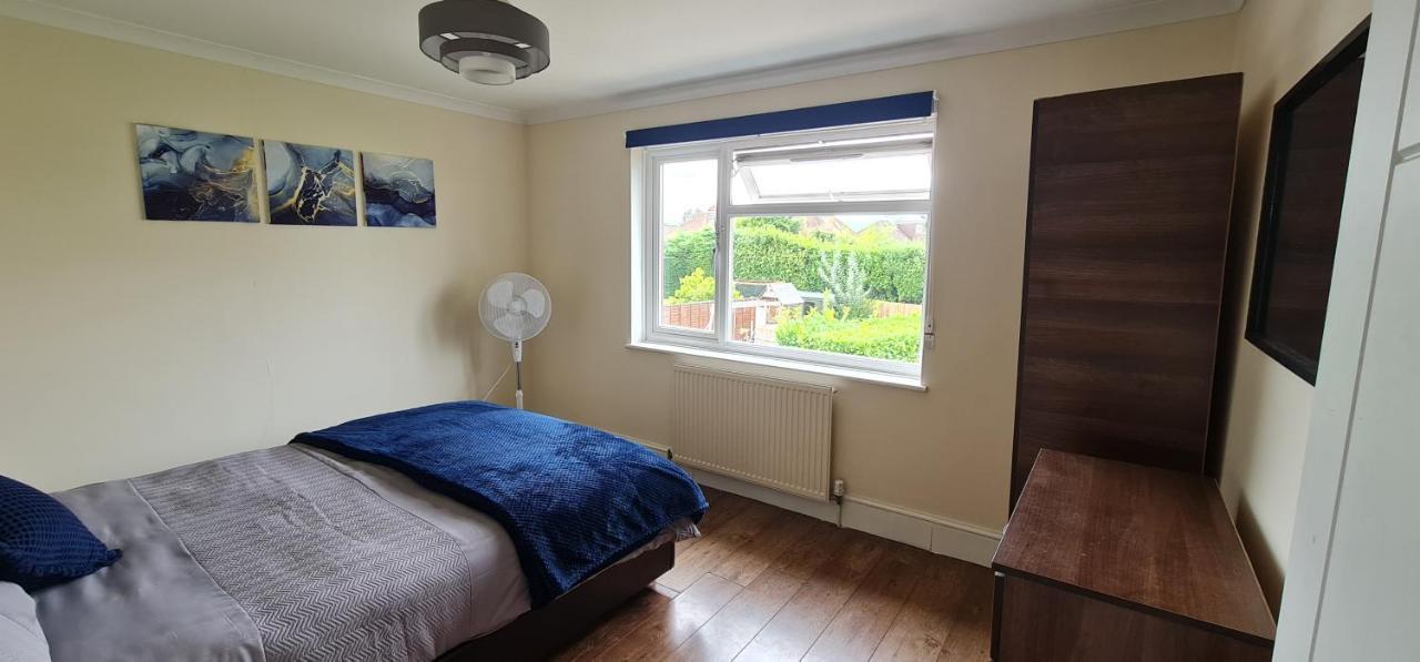 6 Bedroom Spacious Villa, Free Parking Byfleet Экстерьер фото