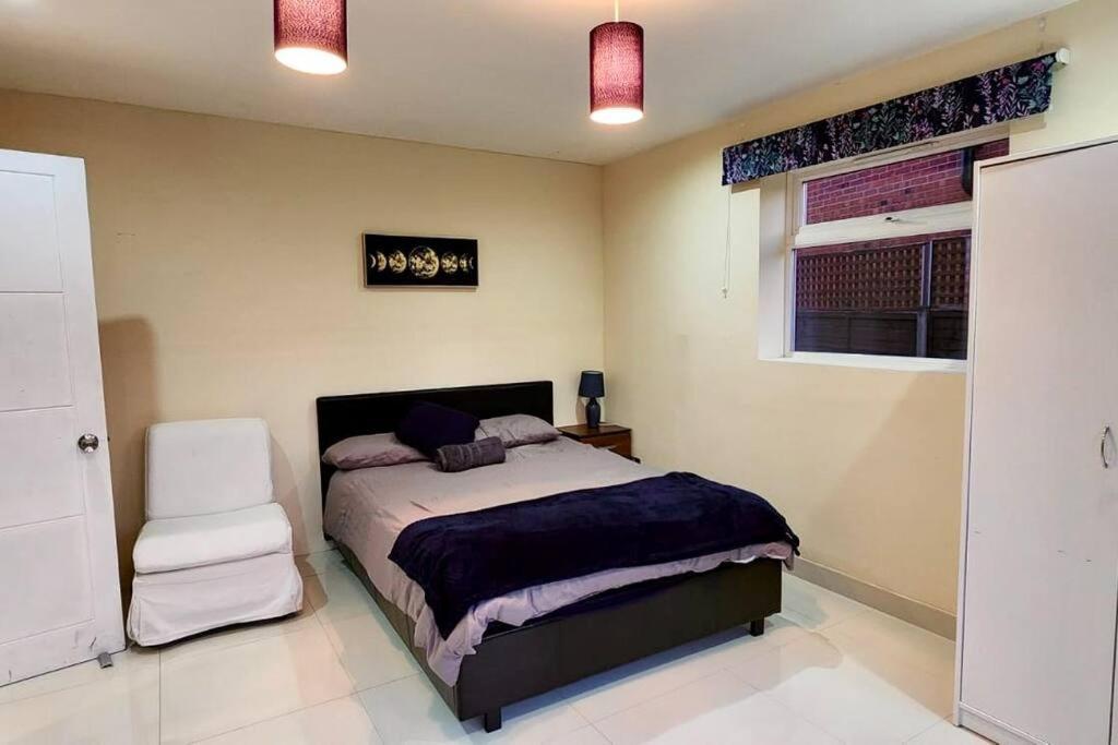 6 Bedroom Spacious Villa, Free Parking Byfleet Экстерьер фото
