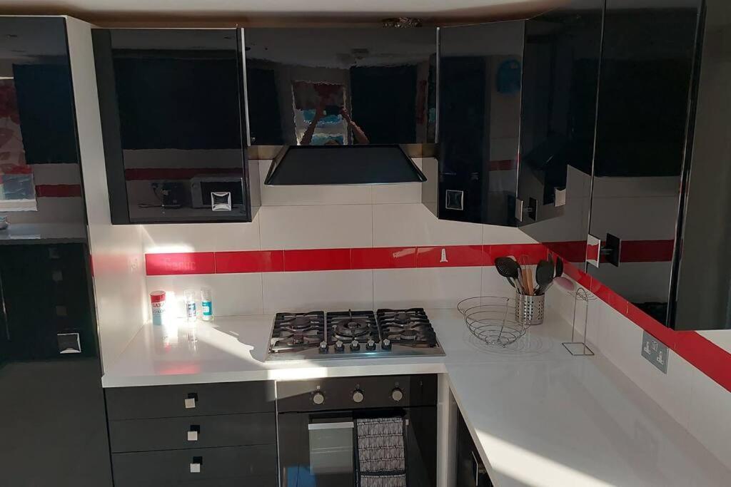 6 Bedroom Spacious Villa, Free Parking Byfleet Экстерьер фото