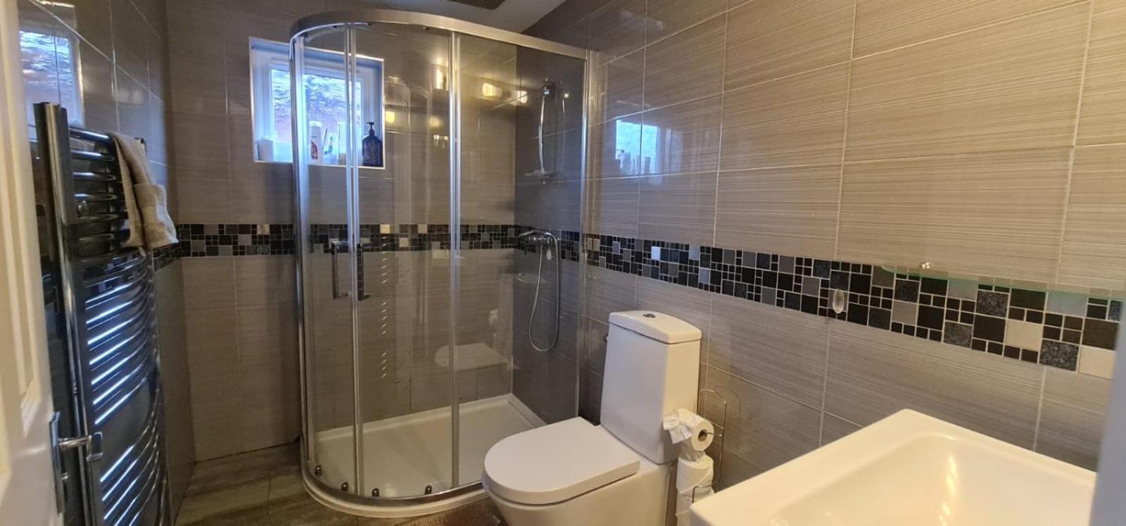 6 Bedroom Spacious Villa, Free Parking Byfleet Экстерьер фото